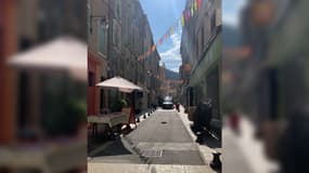 Le bas de la rue Droite de Sisteron (Alpes-de-Haute-Provence) fermée, mercredi 28 août 2024, après un important déploiement de gendarmes et policiers.