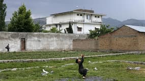 Devant la maison d'Abbottabad, au Pakistan, où Oussama Ben Laden a été tué le 2 mai 2011 lors d'un raid américain. Un an après la mort du chef d'Al Qaïda, des responsables du renseignement américain estiment que l'organisation terroriste n'est probablemen