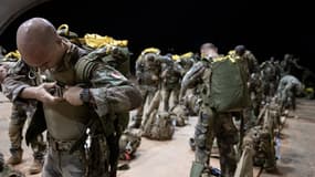 Des soldats français du 2e Régiment Etranger de Parachutistes (2eREP) se préparent à une mission sur la base aérienne française BAP, à Niamey, le 14 mai 2023.