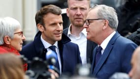 Emmanuel Macron parle avec le président de l'Assemblée nationale Richard Ferrand (D), le 5 avril 2022 à Spézet, dans le Finistère 