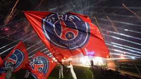 Un drapeau du PSG lors des célébrations du titre de champion de France contre Auxerre (3-1, L1), le 17 mai 2025
