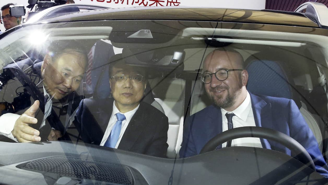 A gauche, Li Shufu présente un modèle un de ses modèlesaux premiers ministres chinois et belge Li Keqiang et Charles Michel. A gauche, Li Shufu présente un modèle un de ses modèlesaux premiers ministres chinois et belge Li Keqiang et Charles Michel.