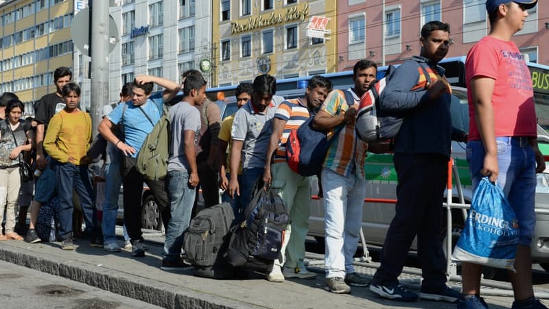 es migrants sont pris en charge à leur arrivée à Munich, le 1er septembre 2015