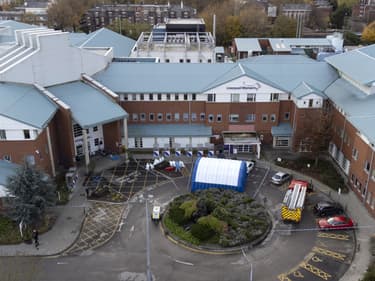 Vue aérienne de l'hôpital pour femmes de Liverpool, le 16 novembre 2021, deux jours après l'explosion d'une voiture.