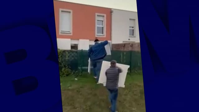 Jean-Pierre Dessein et son adjoint à la sécurité en train de ramener les plaques dans le jardin des habitants.