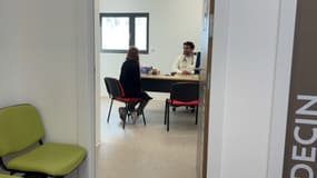 Une consultation médicale dans le centre municipal de santé d'Hésingue en Alsace le 18 février 2025.