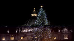 Le sapin de Noël du Vatican se dresse, habituellement, devant la basilique Saint-Pierre après son illumination. (Photo d'illustration)