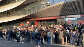 Des centaines de clients se massent devant l'entrée des galeries Lafayette au Centre Bourse avant l'ouverture ce mercredi matin