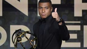 Le capitaine du PSG Kylian Mbappé élu meilleur joueur de la saison de Ligue 1 lors des Trophées UNFP, le 28 mai 2023 au Pavillon Gabriel à Paris  