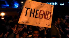 Manifestants sur la place Tahrir au Caire, saluant la chute de Hosni Moubarak. Pour le directeur de l'Observatoire des pays arabes, Antoine Basbous, l'année 2011 marque celle où le monde arabe est entré dans "l'ère des alternances". /Photo prise le 11 fév