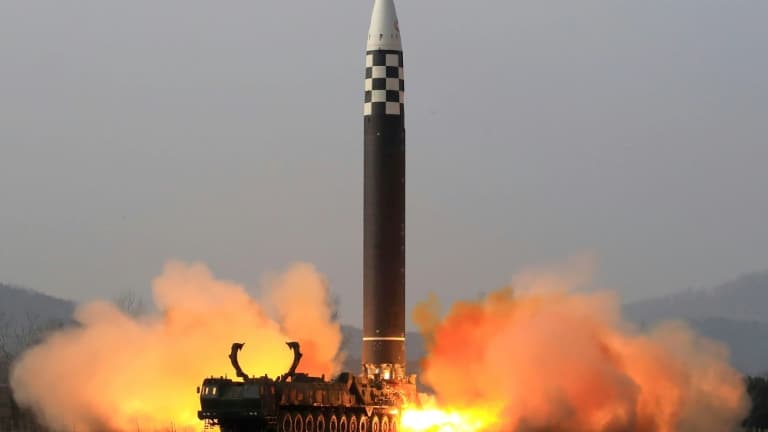 Photo diffusée le 25 mars 2022 par l'agence nord-coréenne Kcna d'un tir de missile balistique intercontinental Hwasong-17 dans un lieu non précisé en Corée du Nord, le 24 mars 2022. PHOTO D'ILLUSTRATION