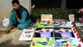 Un Afghan assis à côté de portraits de Quayyeem Ahmadzai, tué par balle dimanche dans une altercation, le 17 août 2022 à Colmar