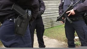 État d'urgence: les policiers peuvent désormais porter leurs armes 24 heures sur 24