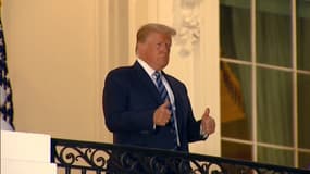 Donald Trump retire son masque et lève les pouces à son arrivée à la Maison Blanche