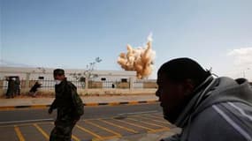 Insurgés libyens fuyant des frappes aériennes à Ras Lanouf. Les rebelles, confrontés à une contre-offensive des forces loyales à Mouammar Kadhafi, ont exhorté mercredi les Occidentaux à instaurer une zone d'exclusion aérienne au-dessus du pays pour éviter