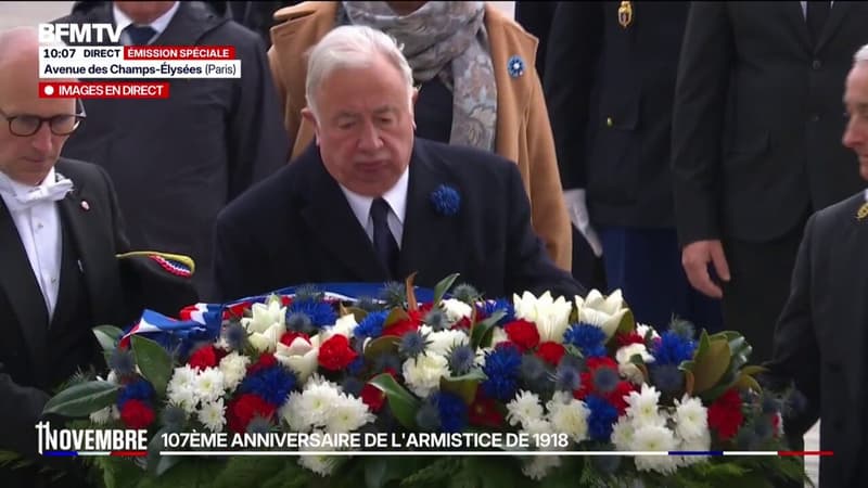 11-Novembre: le président du Sénat, Gérard Larcher, dépose une gerbe de fleurs sur la tombe du Soldat inconnu