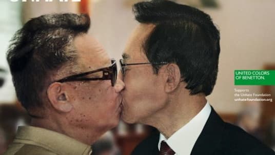 Le président sud-coréen Lee Myung-bak (à droite) embrasse le dirigeant de la Corée du Nord, son «frère-ennemi» Kim Jong-il.