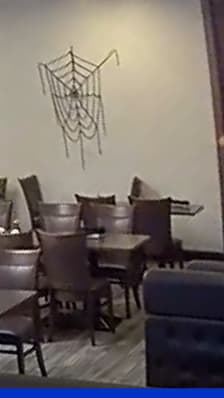 En Louisiane, cette serveuse sauve un client de l'étouffement grâce à la méthode Heimlich 