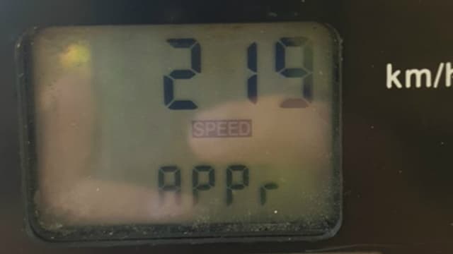 Les gendarmes ont partagé une photo du radar affichant l'excès de vitesse, 90 km/H au-dessus de la limitation.