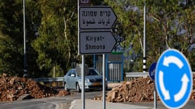 Un panneau signalant la direction de la ville de Kyriat Shmona - Image d'illustration 