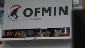 Le logo de l'Office des Mineurs (OFMIN) dans les locaux de cette division de la police judiciaire chargée de lutter contre la pédocriminalité en ligne.