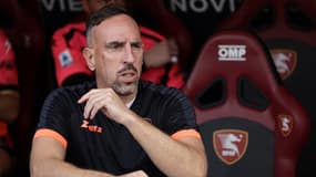 Franck Ribéry sur le banc de la Salernitana lors d'un match de Serie A en octobre 2023