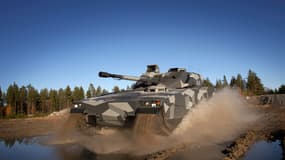 Le véhicule de combat d'infanterie CV90 est produit par BAE Systems Hägglunds.