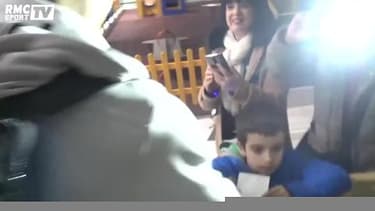 Cristiano Ronaldo embrasse un fan en train de pleurer