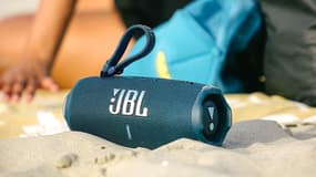 JBL vous propose un cadeau pour l’achat de son enceinte portable Charge 6, les stocks chutent à vu d’oeil 