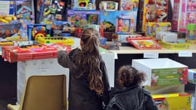 Des enfants regardent les cadeaux "égarés" de La Poste, exposés à la salle des ventes d’Ouest Enchères publiques, à Nantes.