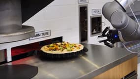Le robot peut fabriquer 100 pizza par heure.