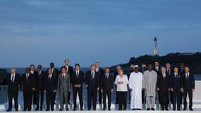 Les dirigeants et leurs conjoints se sont réunis devant le phare de Biarritz pour la "photo de famille".
