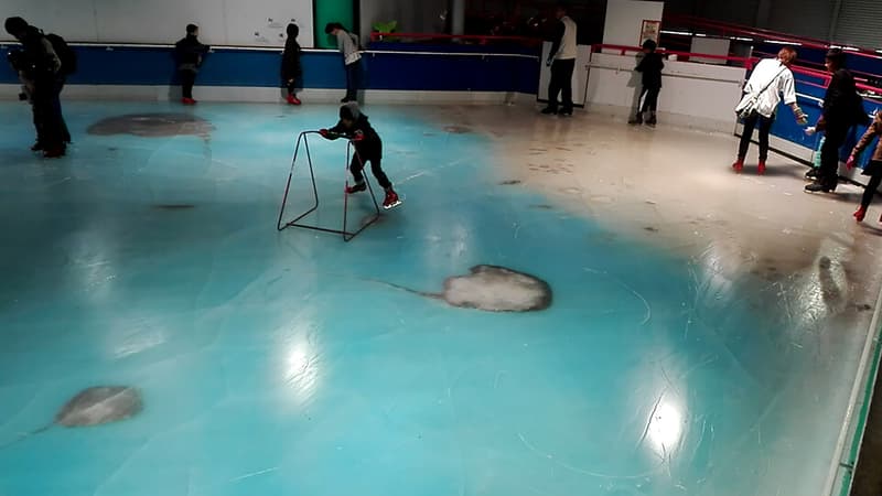 La patinoire du parc Space World à Kitakyūshū au Japon 