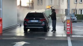 Sécheresse: faut-il des restrictions pour interdire aux automobilistes de laver leur voiture?