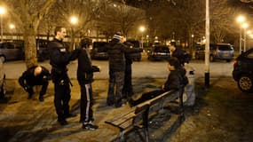 Des policiers fouillent des adolescents, à Nanterre (Hauts-de-Seine) (Photo d'illustration).
