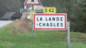 Panneau indiquant la commune de La Lande-Chasles dans le Maine-et-Loire, en décembre 2025. 