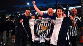 De joyeux supporters de West Bromwich Albion célèbrent la promotion de leur club en Premier League