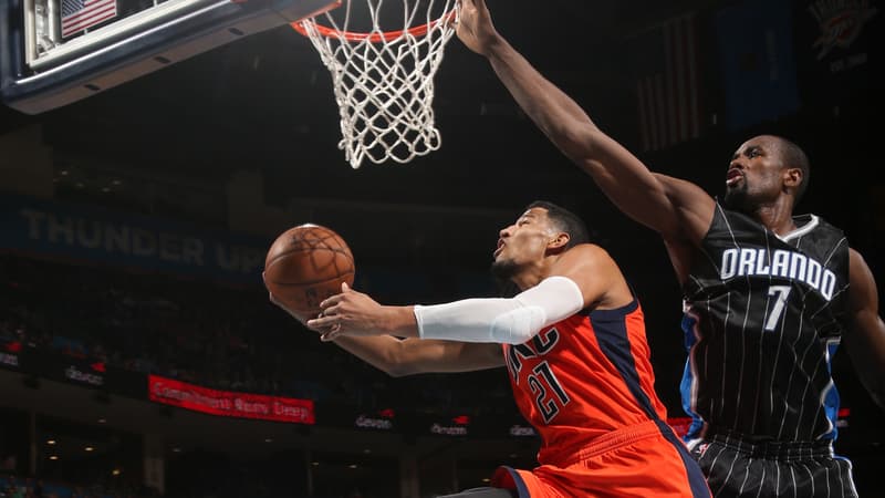 André Roberson face à Serge Ibaka
