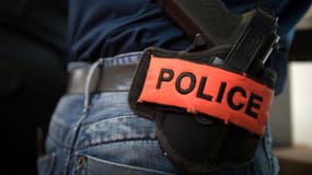 Une arme de poing entourée d'un brassard de la police (photo d'illustration).