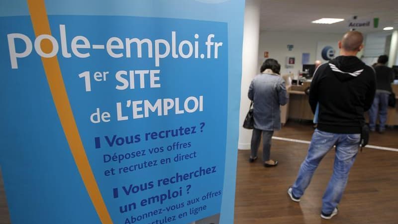 Selon une étude de l'OCDE publiée jeudi, la France est toujours le pays qui consacre le plus de moyens à ses dépenses sociales, qui devraient atteindre 33% de son produit intérieur brut cette année. /Photo prise le 26 mars 2013/REUTERS/Jean-Paul Pélissier