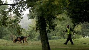 Un gendarme et son chien lors de la recherche de Victorine à Villefontaine le 28 septembre 2020