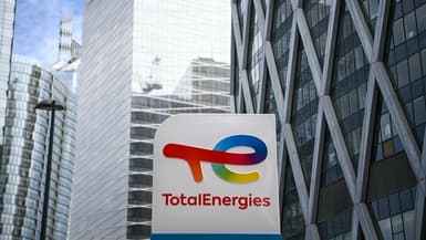 Cette photographie prise le 28 mai 2021 montre le nouveau logo de Totalenergies lors de sa cérémonie de dévoilement, à une station de recharge à La Défense, dans la banlieue de Paris.