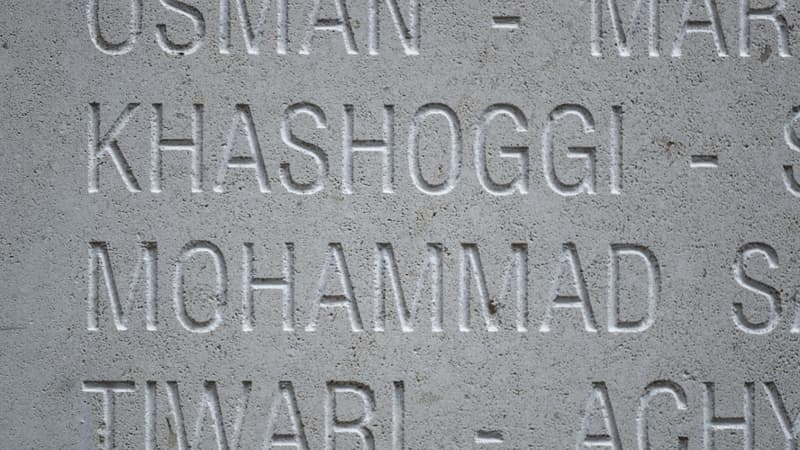 Les noms de Jamal Khasoggi et d'autres journalistes tués dans l'exercice de leurs fonctions gravés sur une stèle à Bayeux, le 10 octobre 2019
