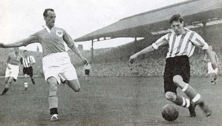 Harry Johnston (à gauche), le défenseur central anglais martyrisé par le Hongrois Nandor Hidegkuti en novembre 1953 à Wembley