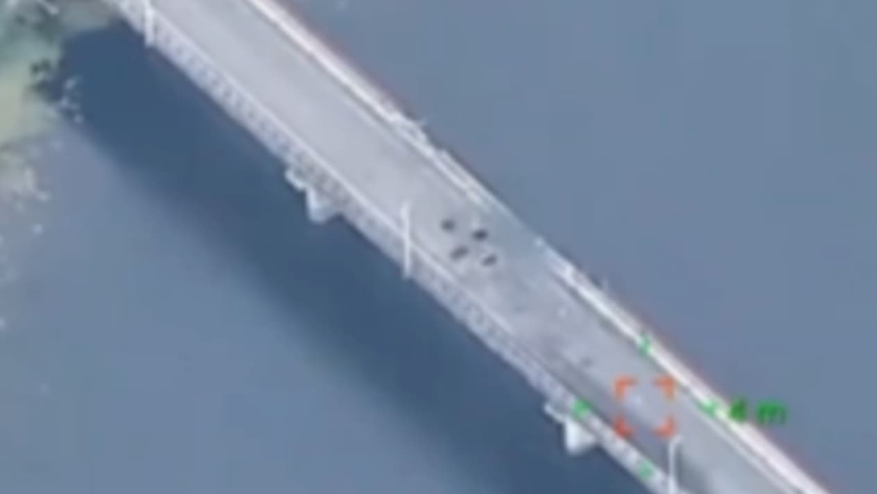 Un pont russe traversant la rivière de Seïm avant sa destruction prétendue par l'armée ukrainienne, le 16 août 2024 Un pont russe traversant la rivière de Seïm avant sa destruction prétendue par l'armée ukrainienne, le 16 août 2024