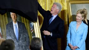 Bill et Hillary Clinton se tiennent près de leurs portraits officiels à la Maison Blanche lors du dévoilement organisé par le président George W. Bush, le 14 juin 2004