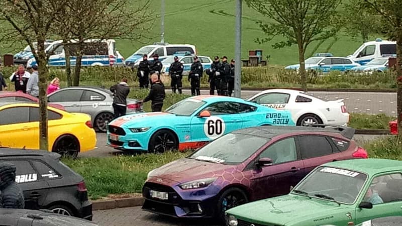 Ce jeudi, la police allemande a mis fin à l’Eurorally, un rassemblement de supercars venues de Norvège. La centaine de bolides roulait à plus de 250 km/h. 