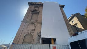 Un échafaudage sur l'hôtel de ville de Marseille le 24 août 2023.