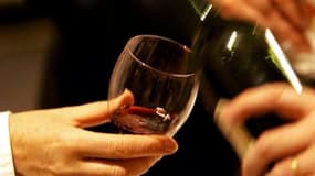 Marché en forte expansion, la Chine a fait exploser les prix des vins de Bordeaux en primeur millésimés 2009, loin devant le millésime 2005 qui avait pourtant déjà placé la barre très haut. /Photo d'archives/REUTERS/Régis Duvignau