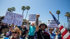 Un rassemblement s'est tenu près de la plage californienne de Huntington Beach, fermée en raison du confinement.